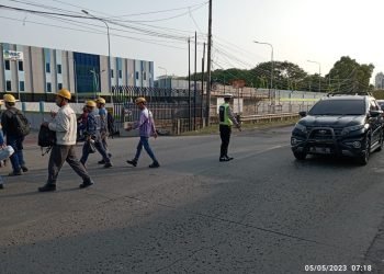 Gatur Lalin,Panit I Lantas Polsek Ciwandan Polres Cilegon Polda Banten Bantu Lancarkan Arus Lalu Lintas