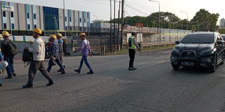 Gatur Lalin,Panit I Lantas Polsek Ciwandan Polres Cilegon Polda Banten Bantu Lancarkan Arus Lalu Lintas