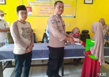 Hadir Di Desa Binaan, Personel Bhabinkamtibmas Polsek Bojonegara Polres Cilegon Polda banten Pastikan Program Penyaluran BLT-DD Berjalan Lancar