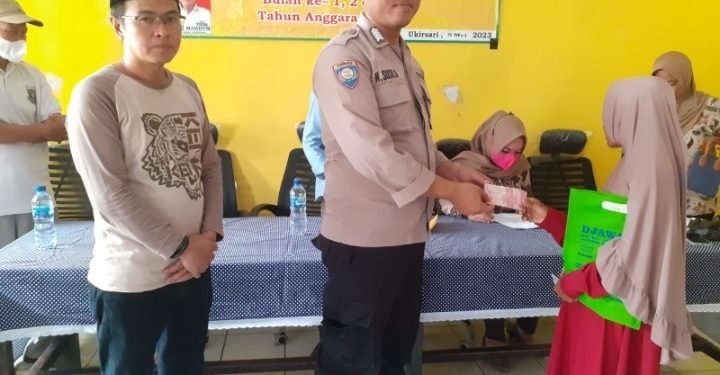 Hadir Di Desa Binaan, Personel Bhabinkamtibmas Polsek Bojonegara Polres Cilegon Polda banten Pastikan Program Penyaluran BLT-DD Berjalan Lancar