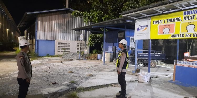 Sambangi Security, Bhabinkamtibmas Polsek Bojonegara Polres Polda Banten Berikan Arahan