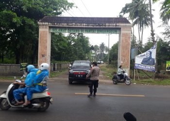 Hadir di Tengah masyarakat, Anggota Polsek Wanasalam memberikan pelayanan kepada Pengguna Jalan Raya