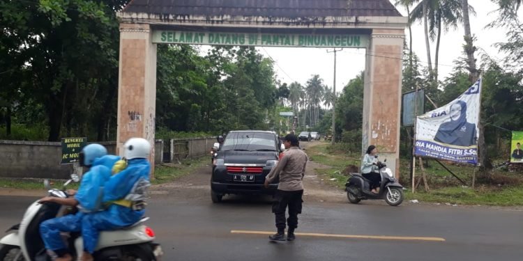 Hadir di Tengah masyarakat, Anggota Polsek Wanasalam memberikan pelayanan kepada Pengguna Jalan Raya