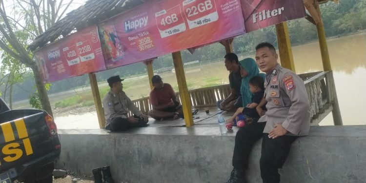 Jalin Silaturahmi Anggota Polsek Rangkasbitung Polres Lebak Giat Sambang Kewarga Masyarakat Cijoro Bendungan
