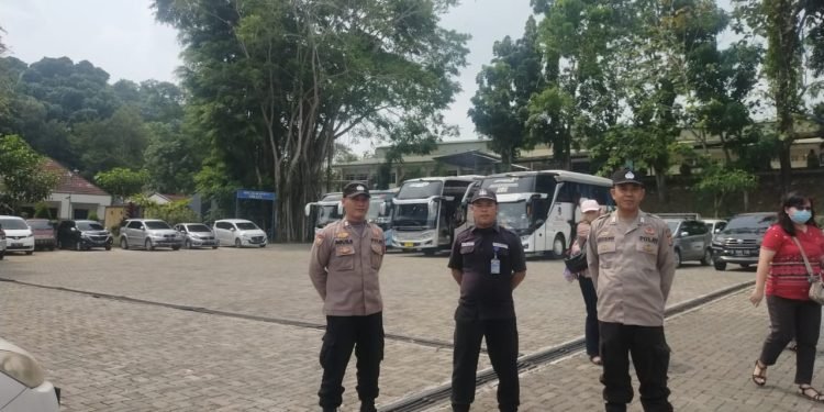 Anggota Polsek Rangkasbitung Temui Security Tempat Wisata Religi Goa Maria Bukit Kanada Ajak Jaga Kondusifitas dan Keamanan