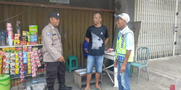 Ciptakan Situasi Kamtibmas Yang Kondusif Anggota Polsek Rangkasbitung Polres Lebak Silaturahmi Dengan Juru Parkir