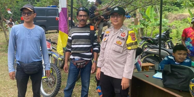 Sampaikan Pesan Kamtibmas, Jajaran Personel Polsek Mancak Polres Cilegon Polda Banten Sambangi Komunitas Motor Trail