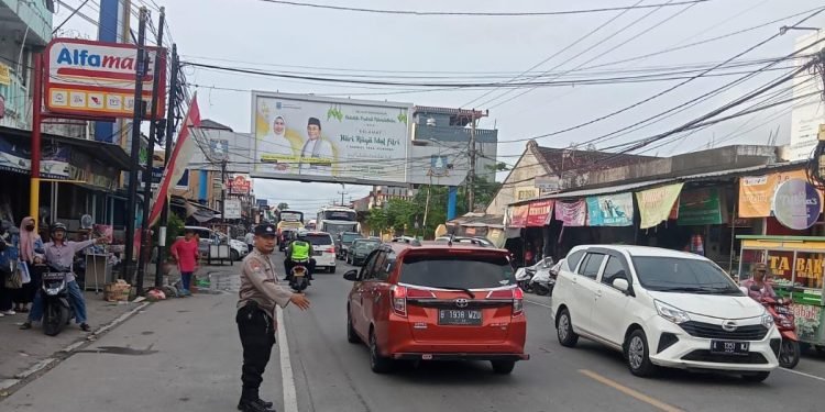 Pengaturan Lalu-Lintas ,Personel Polsek Anyar Polres Cilegon Polda Banten Berikan Pelayanan Kepada Masyarakat