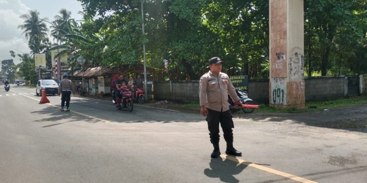 AGAR TERCIPTA KAMSELTIBCAR LANTAS ANGGOTA POLSEK WANASALAM POLRES LEBAK GELAR STRONG POINT DAERAH RAWAN MACET DAN LAKA LANTAS