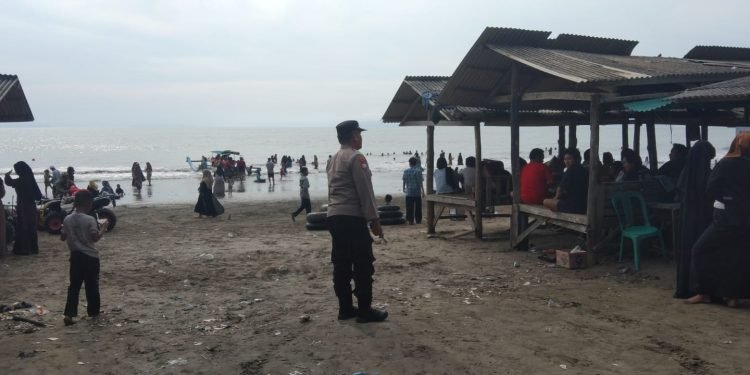 Pengamanan personil Polsek Anyar Polres Cilegon Polda Banten pada Pantai diwilayah Kec. Anyar