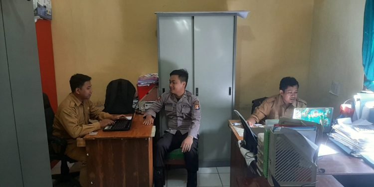Bhabinkamtibmas Polsek Bayah Polres Lebak melaksanakan sambang Desa Binaanya