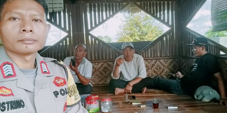 Bhabinkamtibmas Polsek Cileles Polres Lebak Sambang Warga Sampaikan pesan Kamtibmas