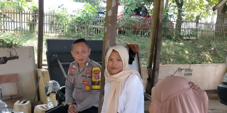 Bhabinkamtibmas Polsek Cileles Polres Lebak Sampaikan Himbauan Kamtibmas kepada Warga