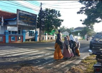 Menjaga Kamtibmas,Personil Polsek Warunggunung Polres Lebak Menyebrangkan Anak sekolah strong point di SDN Selaraja