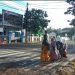 Menjaga Kamtibmas,Personil Polsek Warunggunung Polres Lebak Menyebrangkan Anak sekolah strong point di SDN Selaraja
