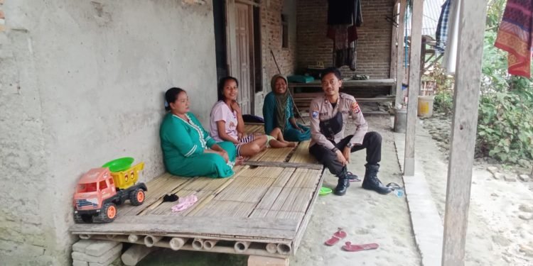 Sampaikan Pesan Kamtibmas, Bhabinkamtibmas Polsek Cimarga Polres Lebak Laksanakan Giat Sambang Dan Silaturahmi dengan Warga