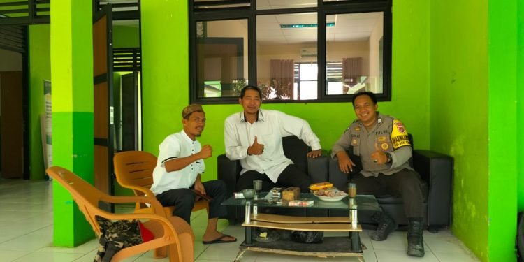Sambangi Guru Di Sekolah, Bhabinkamtibmas Polsek Cimarga Polres Lebak Sampaikan Pesan Kamtibmas