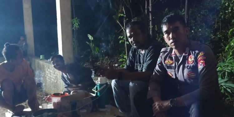 laksanakan program kapolri Quick wins presisi, Bhabinkamtibmas polsek banjarsari polres lebak sambangi desa binaannya