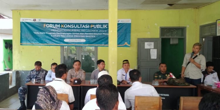 Pastikan Aman, Bhabinkamtibmas Polsek Wanasalam Polres Lebak Hadiri FKP Regsosek di kantor Desa Muara