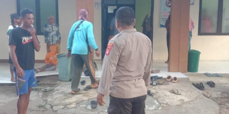 Jalin Silaturahmi, Bhabinkamtibmas Polsek Wanasalam Polres Lebak Sambang Warga Sampaikan pesan Kamtibmas