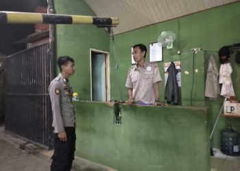 Berikan Rasa Aman, Polsek Cibeber Sambangi Petugas Ronda Malam