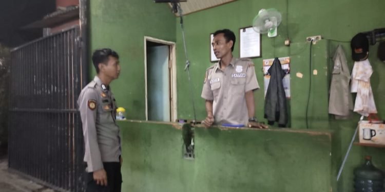 Berikan Rasa Aman, Polsek Cibeber Sambangi Petugas Ronda Malam