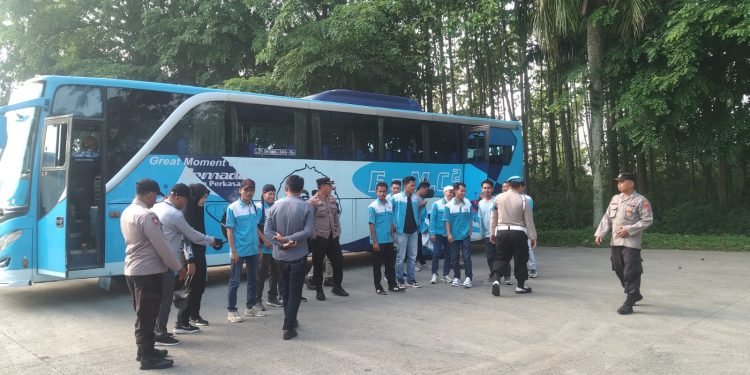 Personil Polsek Jawilan Polres Serang Lakukan Pengaman Pemberangkatan Perwakilan Serikat Buruh SPN ke Mabes Polri