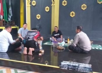 Kapolsek Cikeusal Polres Serang Jadi Pendengar Setia Warga Lewat Jum’at Curhat