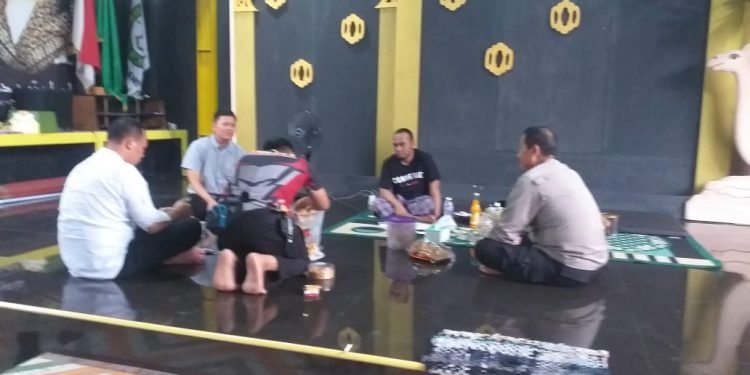 Kapolsek Cikeusal Polres Serang Jadi Pendengar Setia Warga Lewat Jum’at Curhat