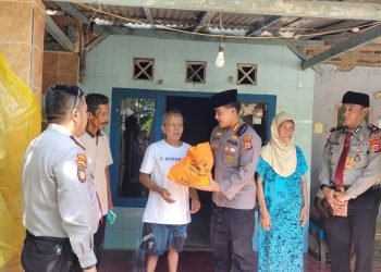 Rangkul Masyarakat, Dirpamobvit Polda Banten Bagikan Paket Sembako