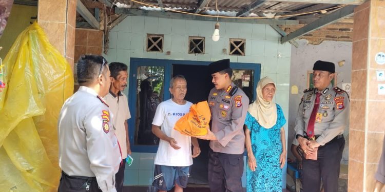Rangkul Masyarakat, Dirpamobvit Polda Banten Bagikan Paket Sembako