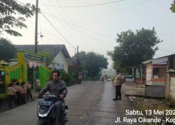 Giat rutin di pagi hari Polsek Kopo polres Serang melaksanakan pengaturan lalu lintas
