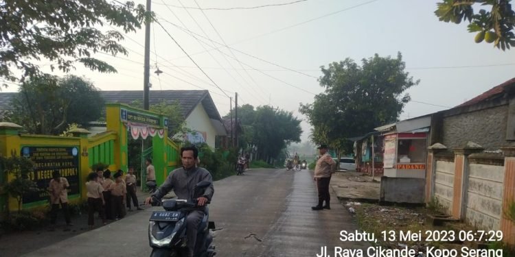 Giat rutin di pagi hari Polsek Kopo polres Serang melaksanakan pengaturan lalu lintas