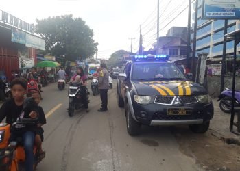 Hadir Di Tengah masyarakat, Anggota Polsek Wanasalam memberikan pelayanan kepada Pengguna Jalan Raya