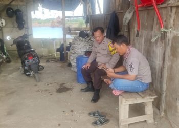 Mengajak dan menjaga masyarakat, Bhabinkamtibmas Polsek Puloampel Polres Cilegon Polda Banten dengan Warga secara Dor to Dor guna Polri dekat dengan Warganya