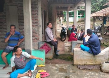 Dekatkan Diri Dengan Warga, “YUK NGOPI WAE” Bhabinkamtibmas Polsek Puloampel Polres Cilegon Duduk Bersama