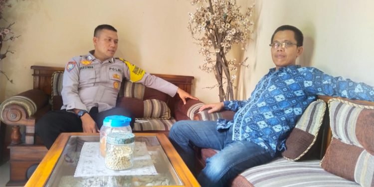 Dialogis Bersama Tokoh Masyarakat, Upaya Personel Bhabinkamtibmas Polsek Mancak Polres Cilegon Monitoring Kamtibmas Desa Binaan