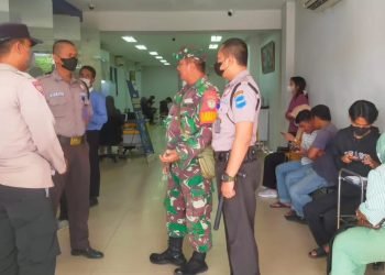 Tingkatkan Keamanan, Bhabinkamtibmas Polsek Cikande dan Babinsa Patroli Area Pertokoan dan Perbankan