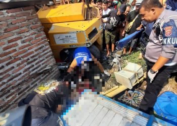 Forklip Seruduk Minibus, Lantas Polsek Pulomerak Evakuasi Korban