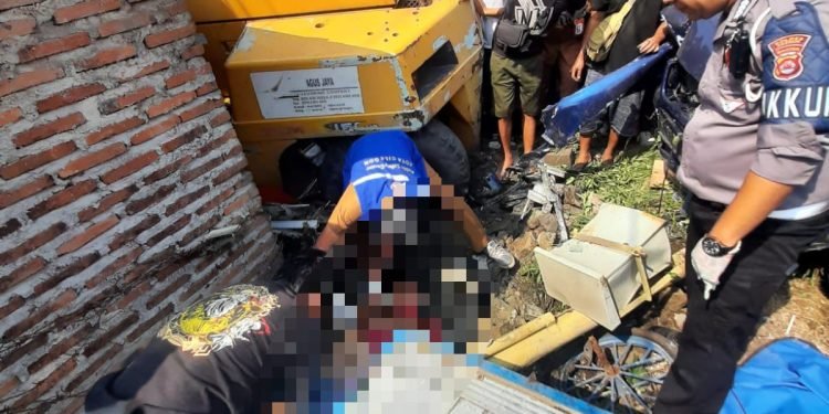Forklip Seruduk Minibus, Lantas Polsek Pulomerak Evakuasi Korban