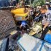 Forklip Seruduk Minibus, Lantas Polsek Pulomerak Evakuasi Korban