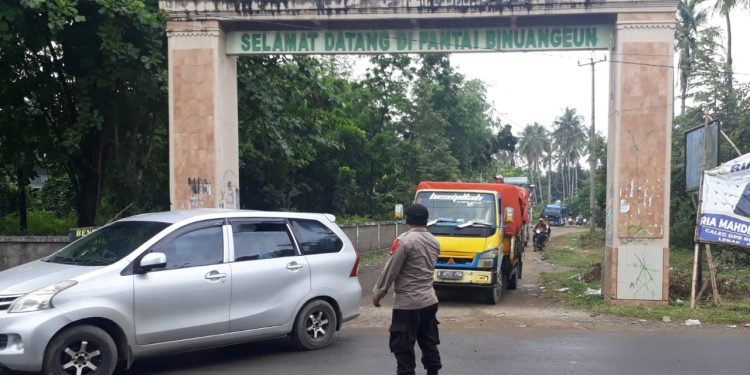 AGAR TERCIPTA KAMSELTIBCAR LANTAS ANGGOTA POLSEK WANASALAM POLRES LEBAK GELAR STRONG POINT DAERAH RAWAN MACET DAN LAKA LANTAS