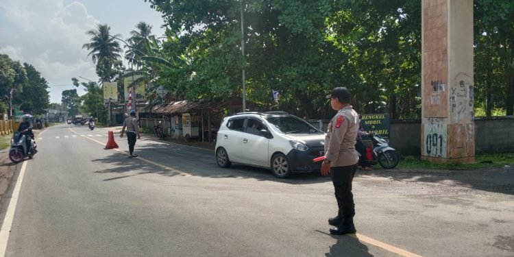 AGAR TERCIPTA KAMSELTIBCAR LANTAS ANGGOTA POLSEK WANASALAM POLRES LEBAK GELAR STRONG POINT DAERAH RAWAN MACET DAN LAKA LANTAS