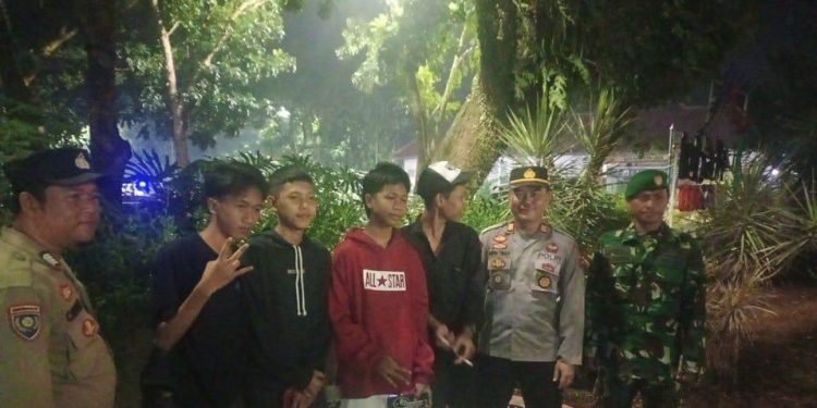 Polsek Rangkasbitung Laksanakan Giat Program Guyub TNI POLRI Patroli KRYD di Seputaran  Alun-Alun Rangkasbitung