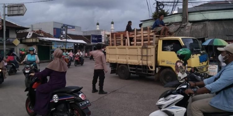Anggota Polsek Malingping Polres Lebak Laksanakan Strong Point Pagi Di Titik Rawan Kemacetan
