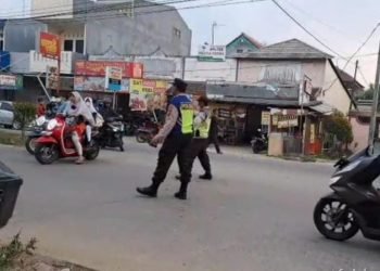 Cegah kecelakaan & kemacetan Lalulintas, personil Polsek Cibeber Polres Cilegon Polda Banten berikan Pelayanan Pengaturan Pagi dan Sore hari