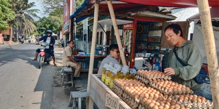 Jaga Kondusifitas Wilayah Bhabinkamtibmas sambang warga