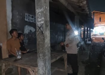 Sisipkan Pesan Kamtibmas, Bhabinkamtibmas Polsek Ciwandan Polres Cilegon Polda Banten Patroli Dialogis