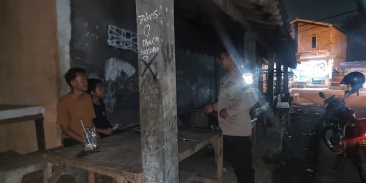 Sisipkan Pesan Kamtibmas, Bhabinkamtibmas Polsek Ciwandan Polres Cilegon Polda Banten Patroli Dialogis