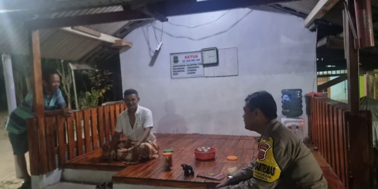 Intens Sambang Malam, Bhabinkamtibmas Polsek Ciwandan Polres Cilegon Polda Banten Kunjungi Warga Binaannya